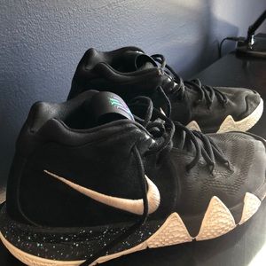 Men’s Kyrie 4 sneakers